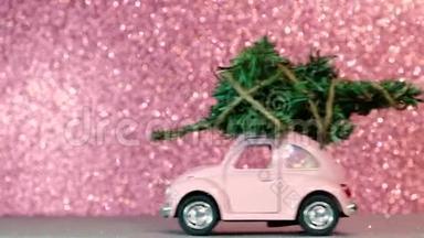 奥姆斯克，俄罗斯-啤酒厂27，2018年：玩具模型车与圣诞树在屋顶骑在粉红色模糊闪烁背景。 基督基督